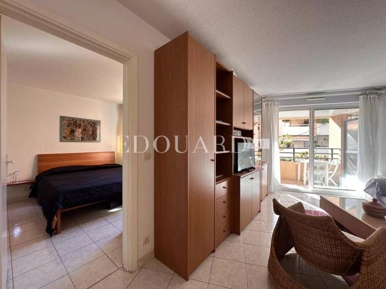 En exclusivité beau deux pièces en parfait état avec spacieux balcon, jolie échappée mer et garage