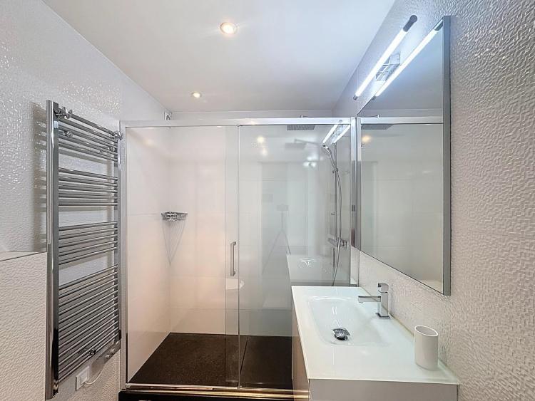 SAINT-TROPEZ — PIEDS DANS L’EAU VUE MER 3 CHAMBRES