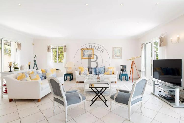 MOUGINS - VILLA AVEC VUE DANS DOMAINE SECURISE