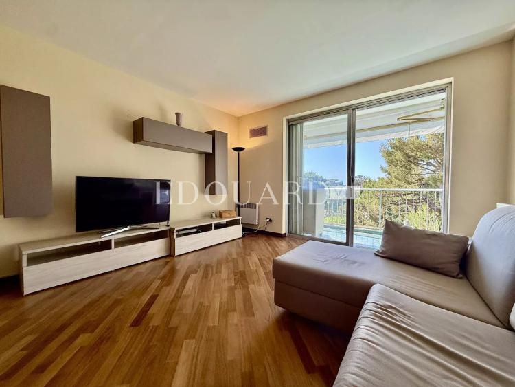 Dans prestigieux immeuble sur le Plateau du Cap, à vendre élégant deux pièces avec terrasse et cave