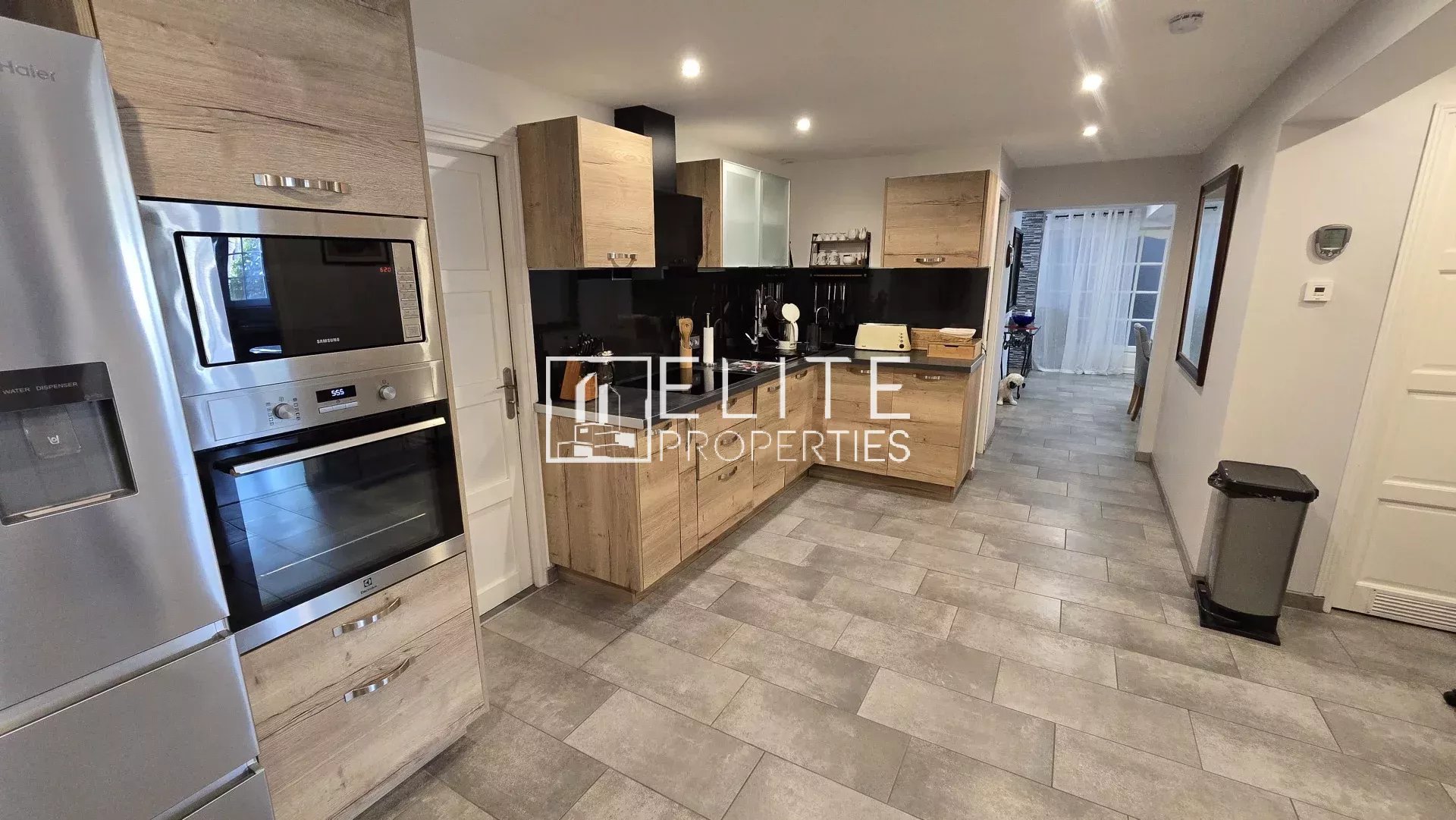 MAISON 9 PIÈCES DE 300 m² + GARAGE – CABRIS