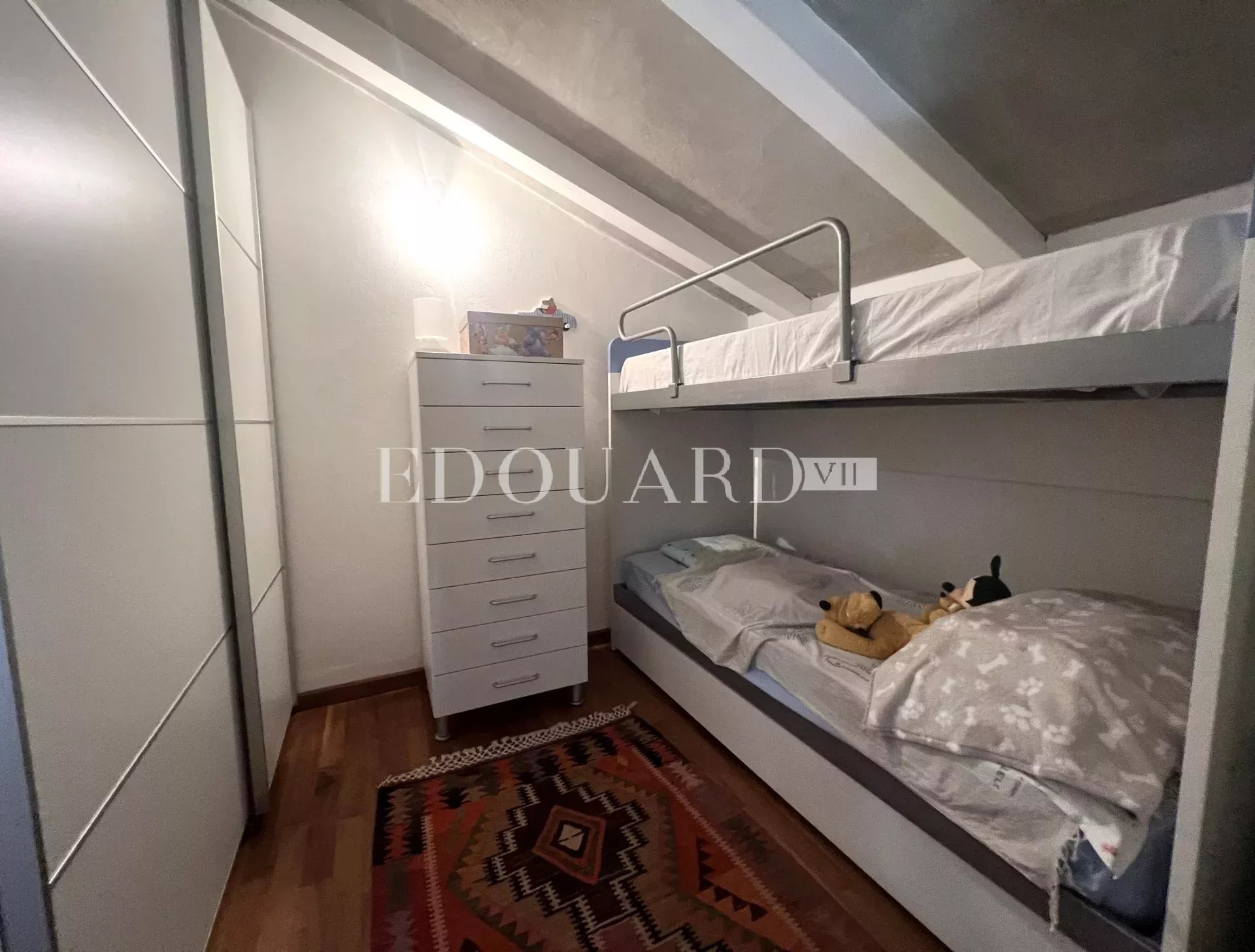 En exclusivité petit trois pièces en très bon état avec deux chambres en mezzanine, proche commerces et écoles