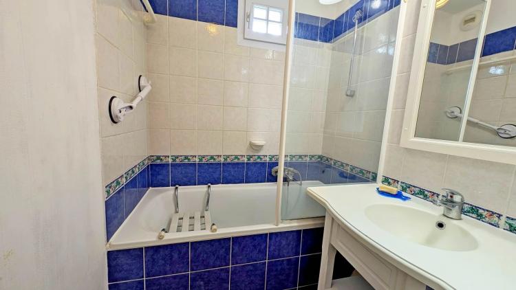 ACHAT SAINT RAPHAEL LE DRAMONT: confortable appartement trois pièces en rez-de-jardin cloturé. Commerces, plage et commodités à pieds