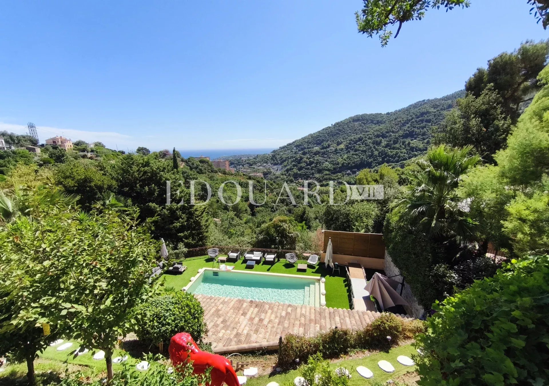 Splendide propriété de 300 m² en excellent état avec home cinéma, superbe piscine et pool house