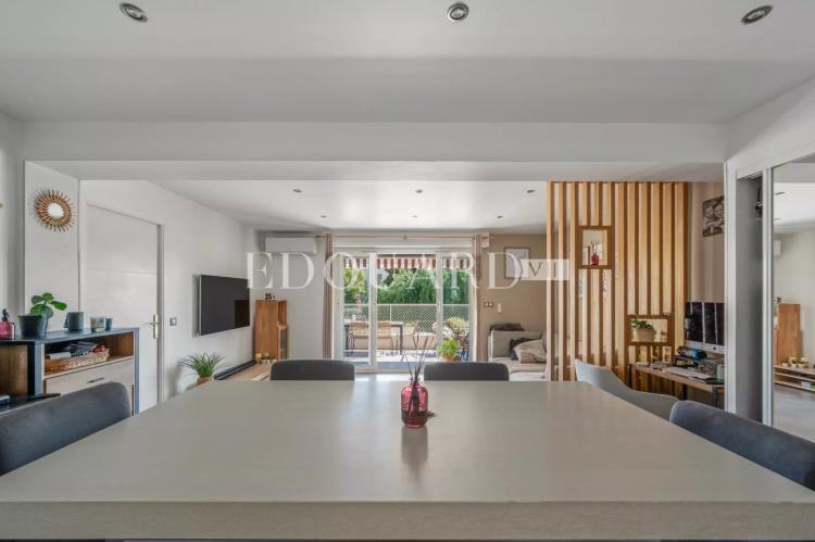 Sur la commune de Villefranche sur Mer,  charmant trois/quatre pièces à vendre avec grande terrasse