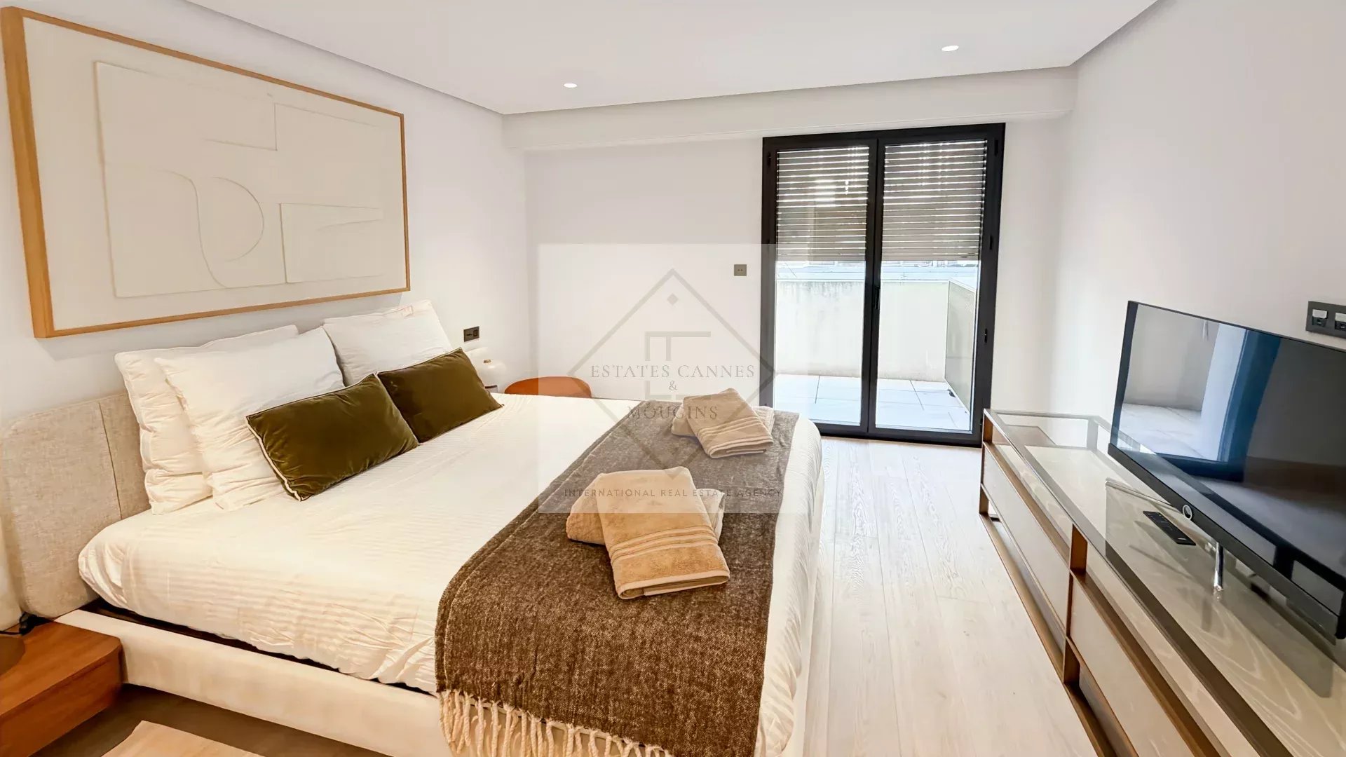 Cannes – Croisette : Appartement d’exception dans résidence historique avec vue mer panoramique