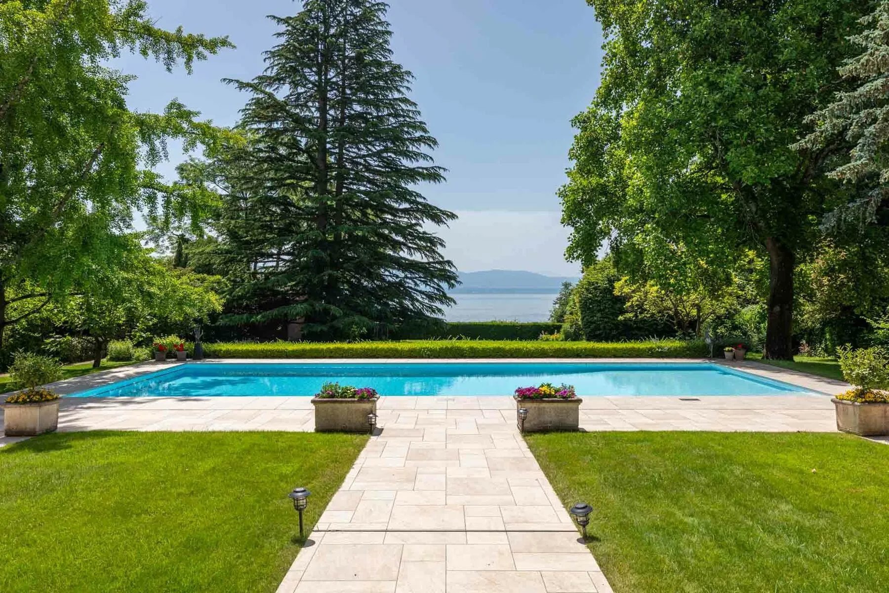 Propriété Rare Et Exclusive Au Bord De L'eau