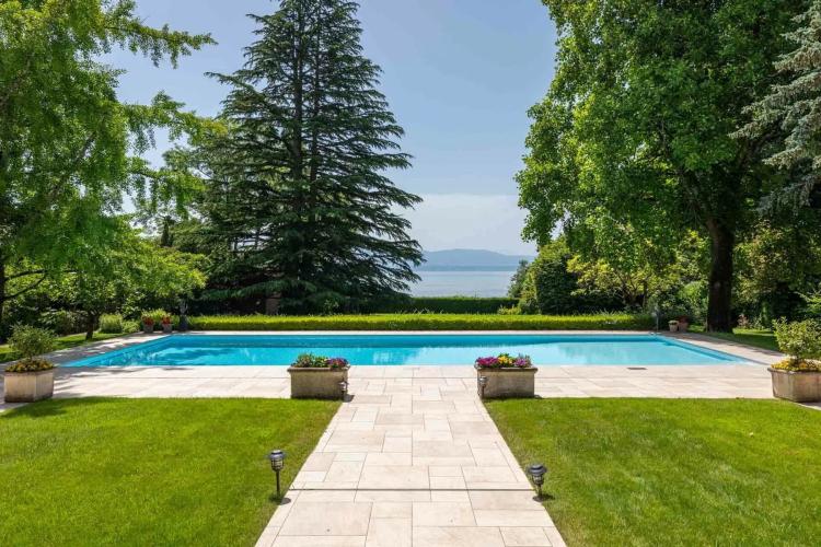 Propriété Rare Et Exclusive Au Bord De L'eau