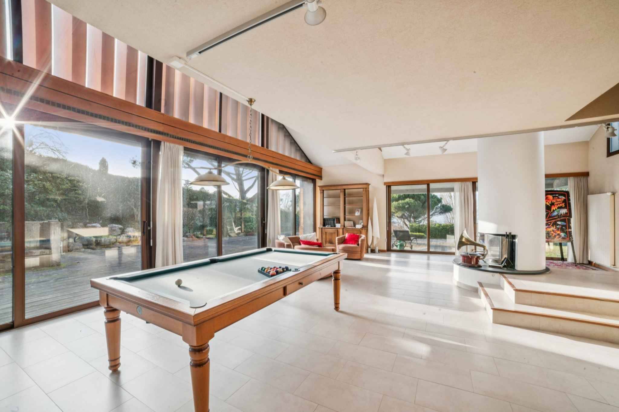 Villa d'architecte avec belle vue et accès privatif au lac