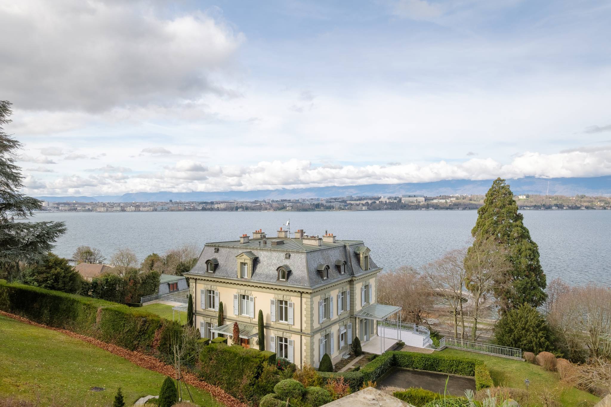 Magnifique appartement avec terrasse surplombant le lac