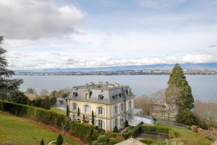 Magnifique appartement avec terrasse surplombant le lac