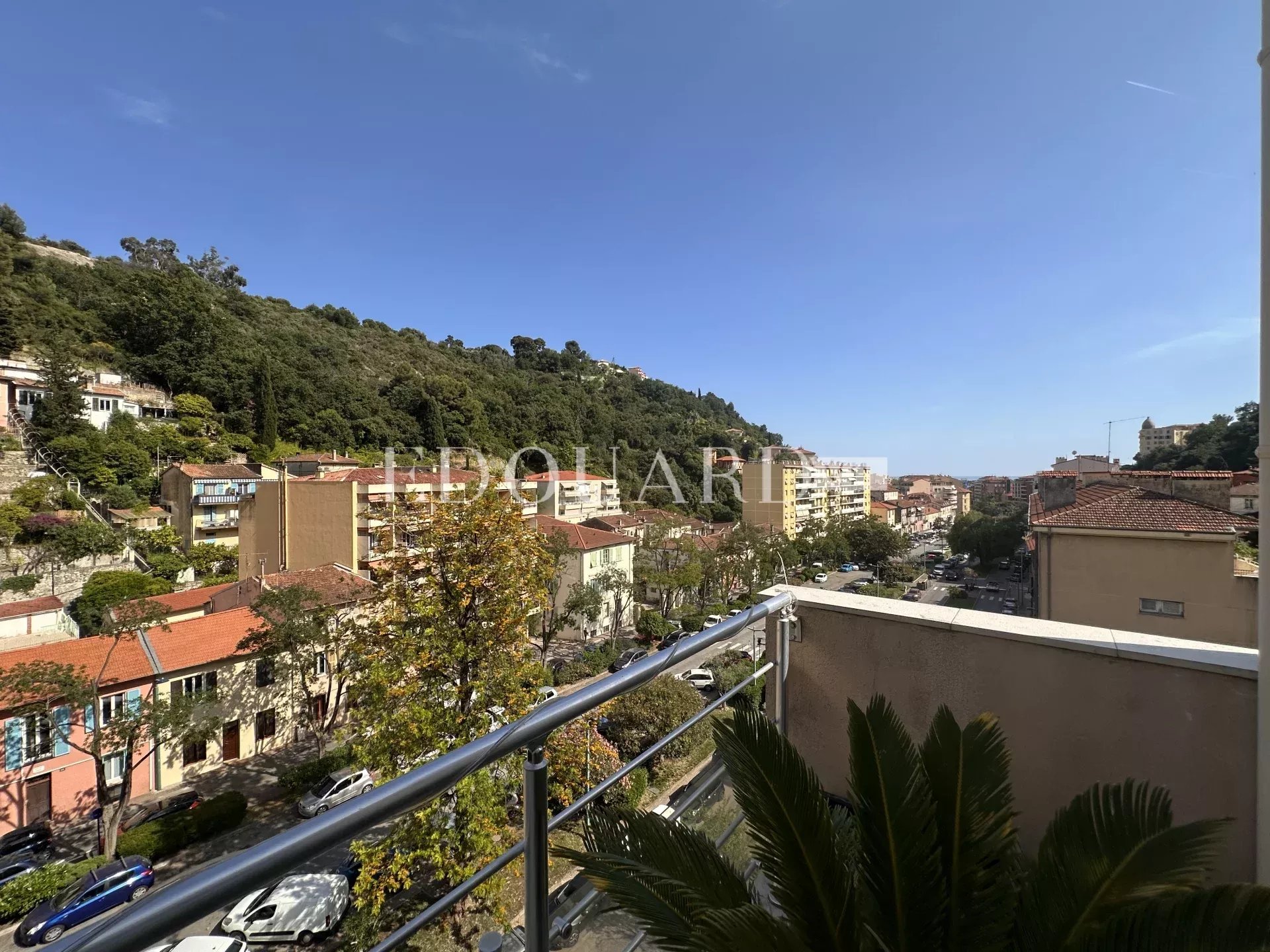 En exclusivité splendide quatre pièces avec terrasse et parking, sur l'entier avant dernier étage d’un immeuble récent