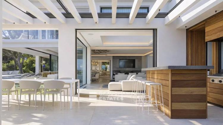 Propriété exceptionnelle contemporaine au coeur d'un domaine privé