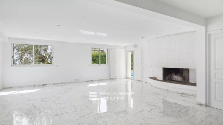 Villa contemporaine avec jardin et piscine au centre-ville