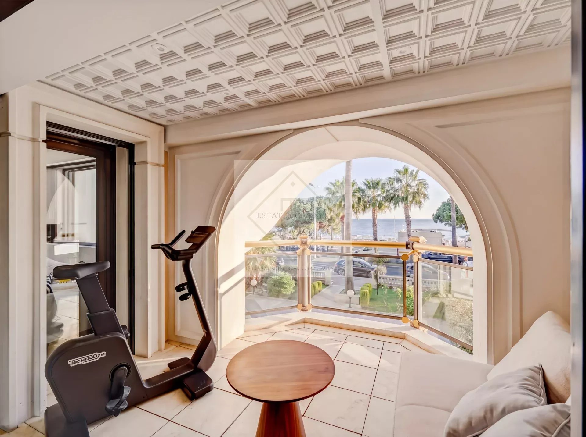 Cannes – Croisette : Appartement d’exception dans résidence historique avec vue mer panoramique