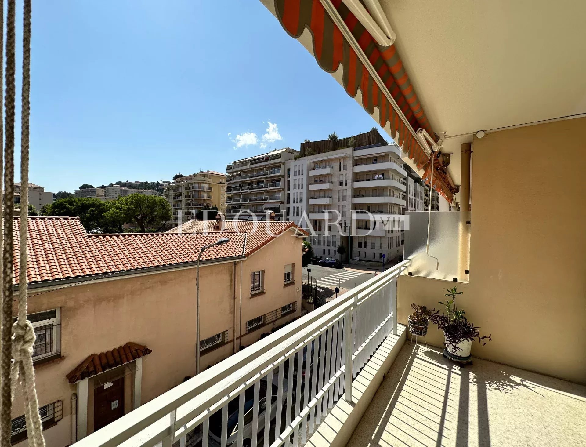 Spacieux deux pièces en excellent état avec splendide terrasse, cave et grand parking en sous-sol