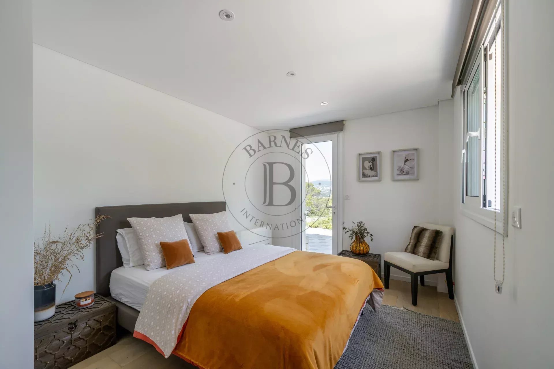 MOUGINS - VILLA DOMAINE FERME A PIED DES COMMERCES