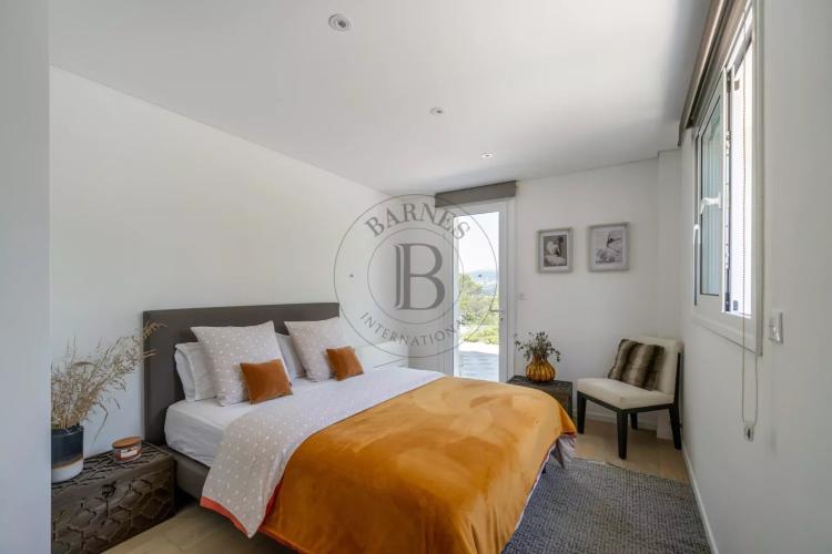 MOUGINS - VILLA DOMAINE FERME A PIED DES COMMERCES