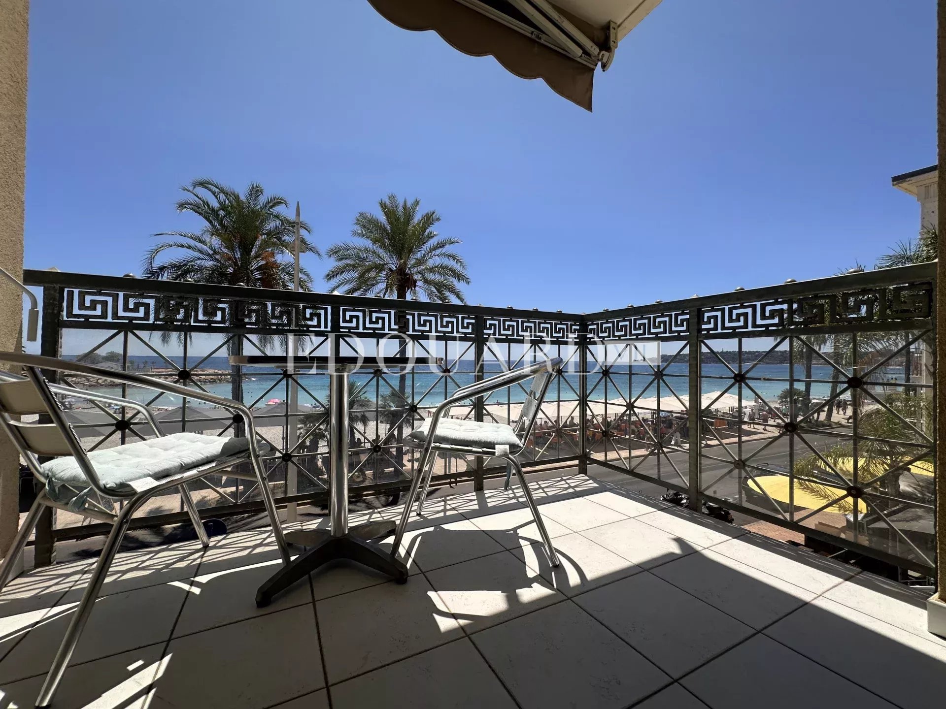 En exclusivité deux pièces à vendre avec terrasse et splendide vue mer, dans immeuble face aux plages