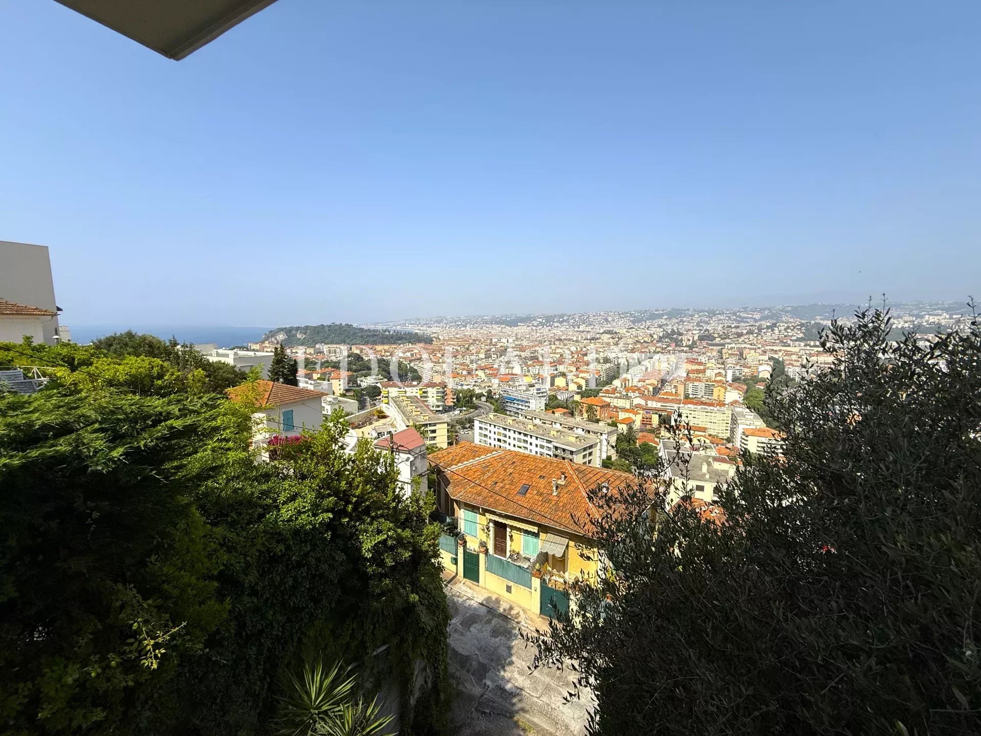 Dans le quartier recherché du Mont Boron, superbe trois pièces avec vue panoramique sur la ville de Nice