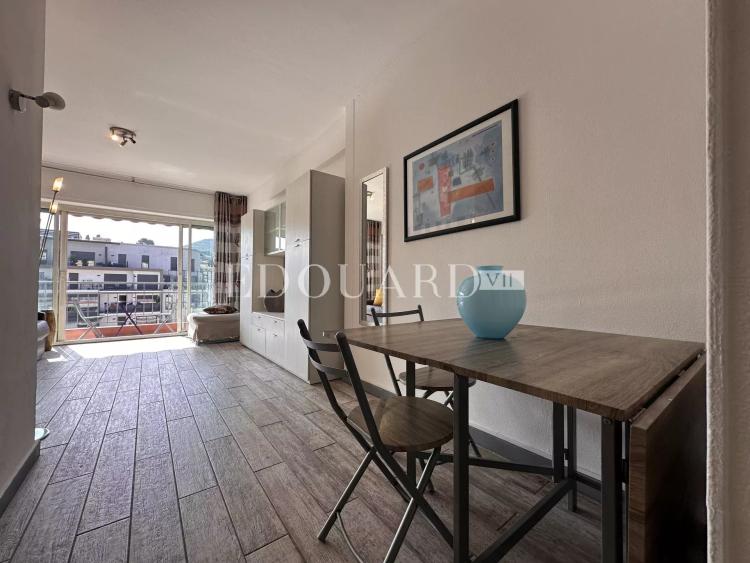Dans le centre de Menton, en exclusivité grand studio en bon état avec terrasse et agréable vue dégagée