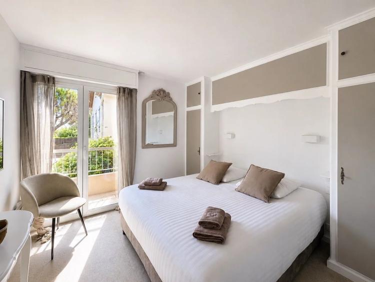 SAINT-TROPEZ — PIEDS DANS L’EAU VUE MER 3 CHAMBRES