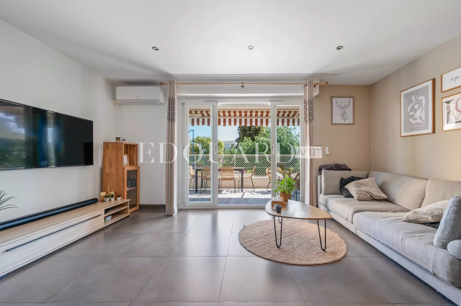 Sur la commune de Villefranche sur Mer,  charmant trois/quatre pièces à vendre avec grande terrasse