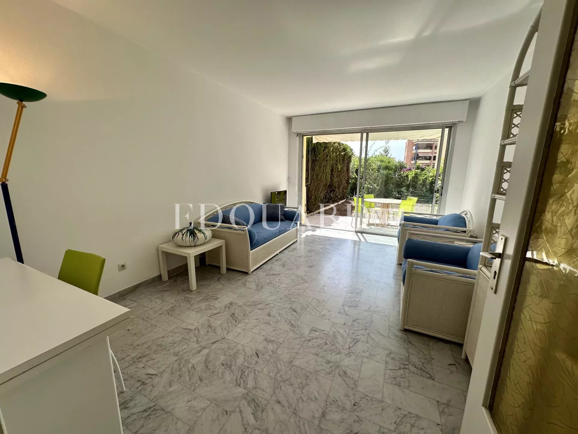 En exclusivité deux pièces traversant avec terrasse couverte, grand jardin, cave et garage