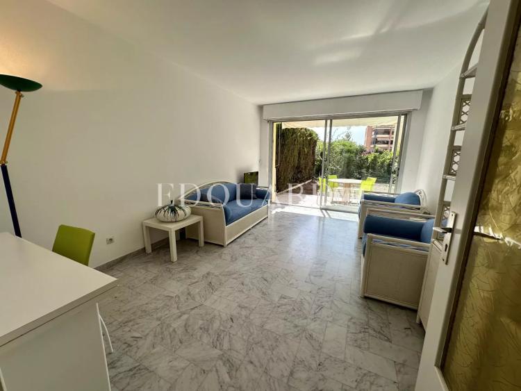 En exclusivité deux pièces traversant avec terrasse couverte, grand jardin, cave et garage