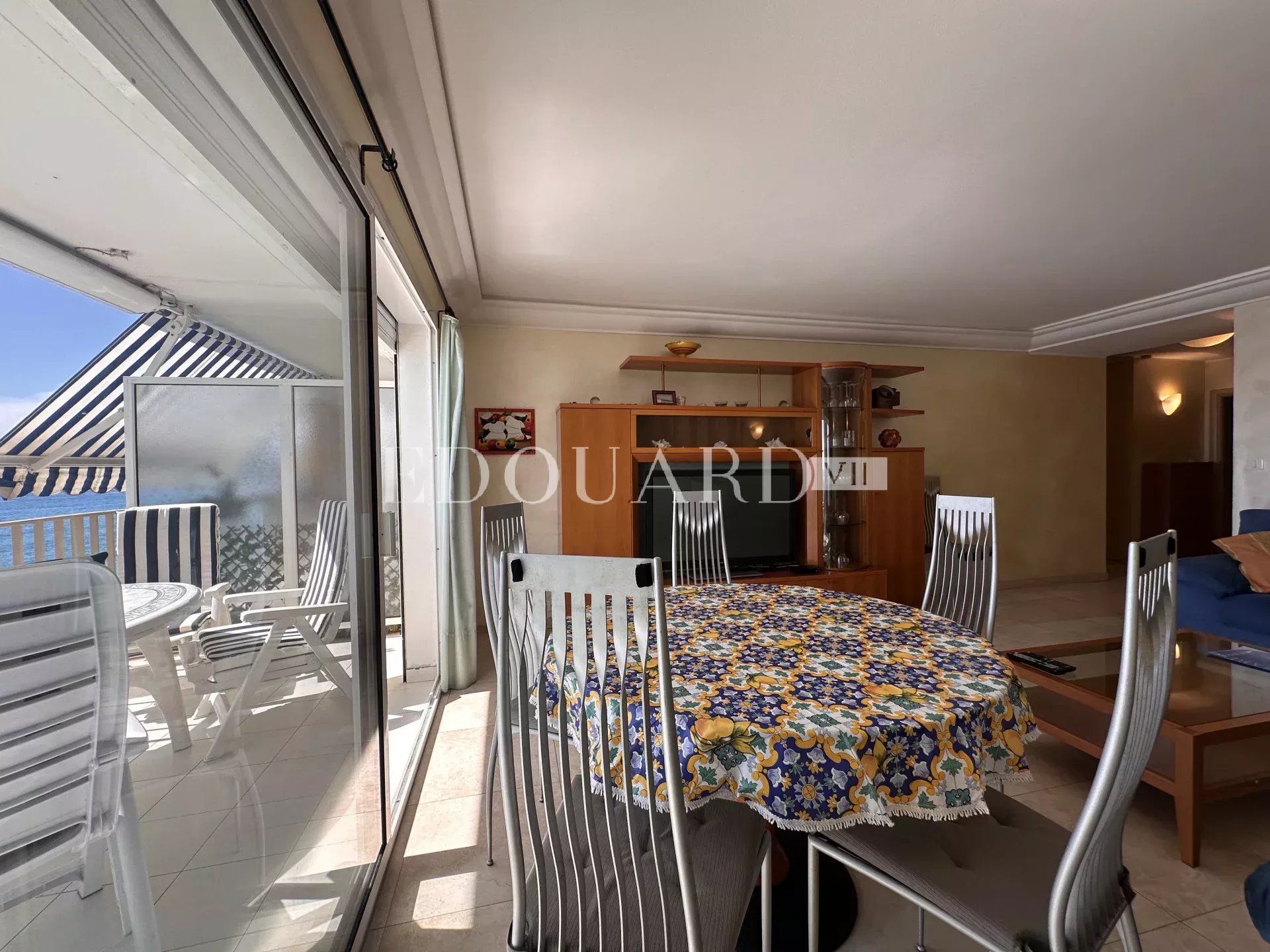 Trois pièces avec terrasse, magnifique vue mer panoramique et double garage