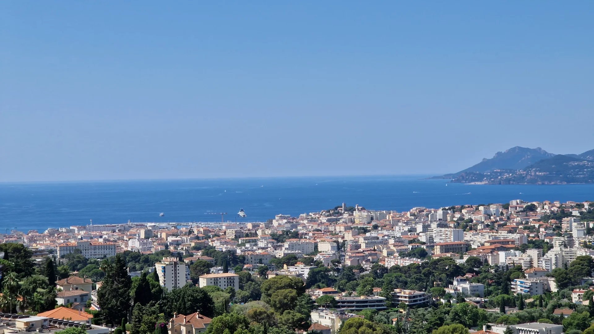 LE CANNET COLLINES - GRAND APPARTEMENT T4 TRAVERSANT - PLEINE VUE MER
