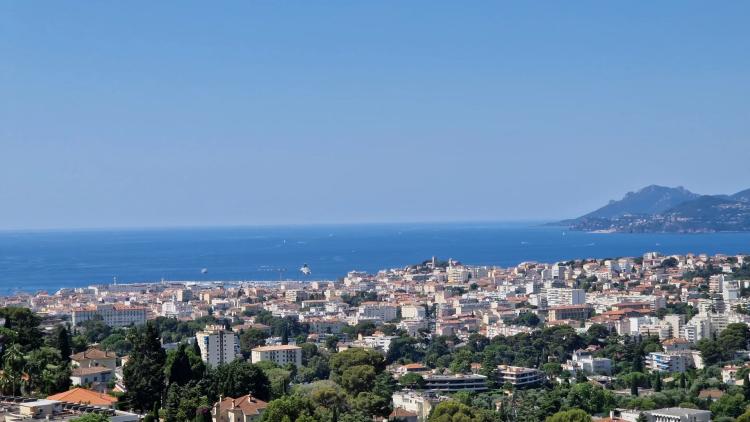 LE CANNET COLLINES - GRAND APPARTEMENT T4 TRAVERSANT - PLEINE VUE MER