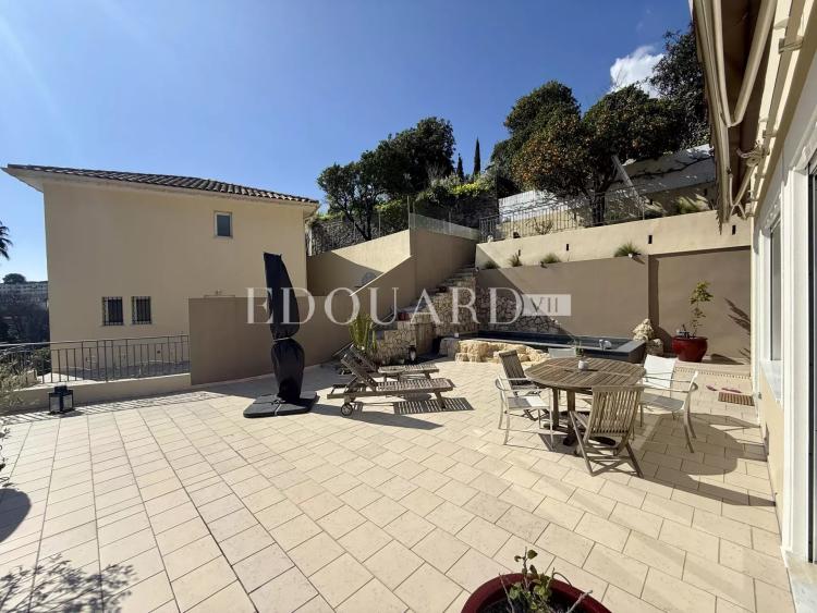 Maison d’exception à vendre avec piscine chauffée, vaste terrasse et belle vue mer panoramique