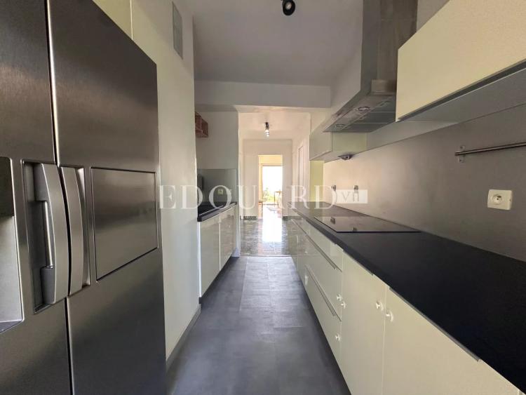 Beau trois pièces traversant à vendre avec terrasse et cave, dans le renommé quartier du Golfe Bleu