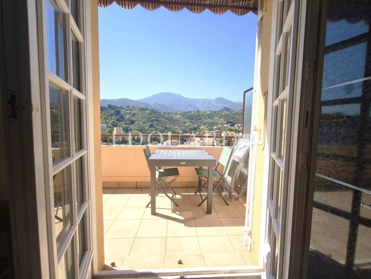 Dans le quartier du Riviera, à vendre grand studio en dernier étage avec terrasse, cave et garage