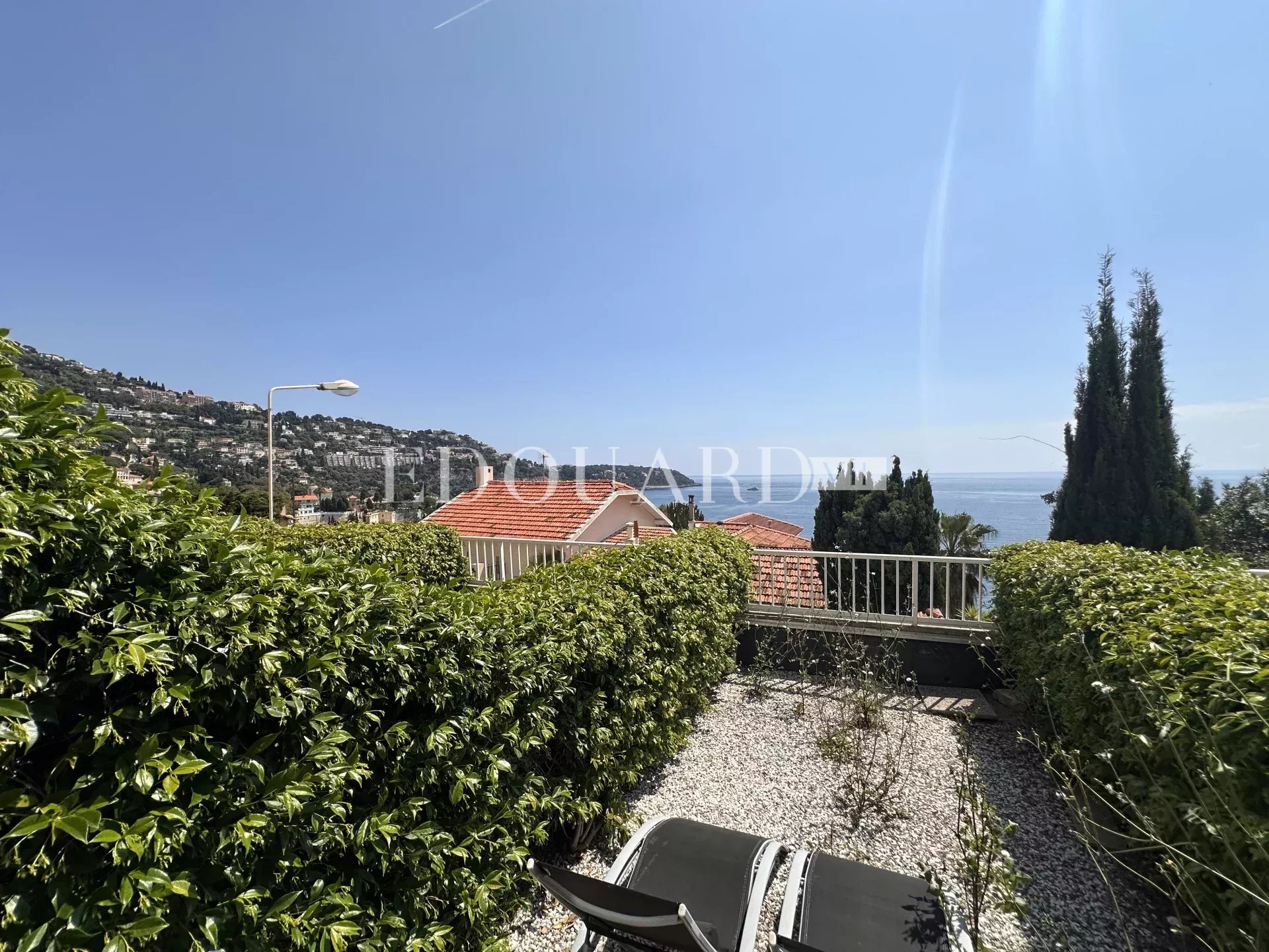 Petit studio en très bon état avec terrasse couverte, agréable jardin et magnifique vue mer panoramique