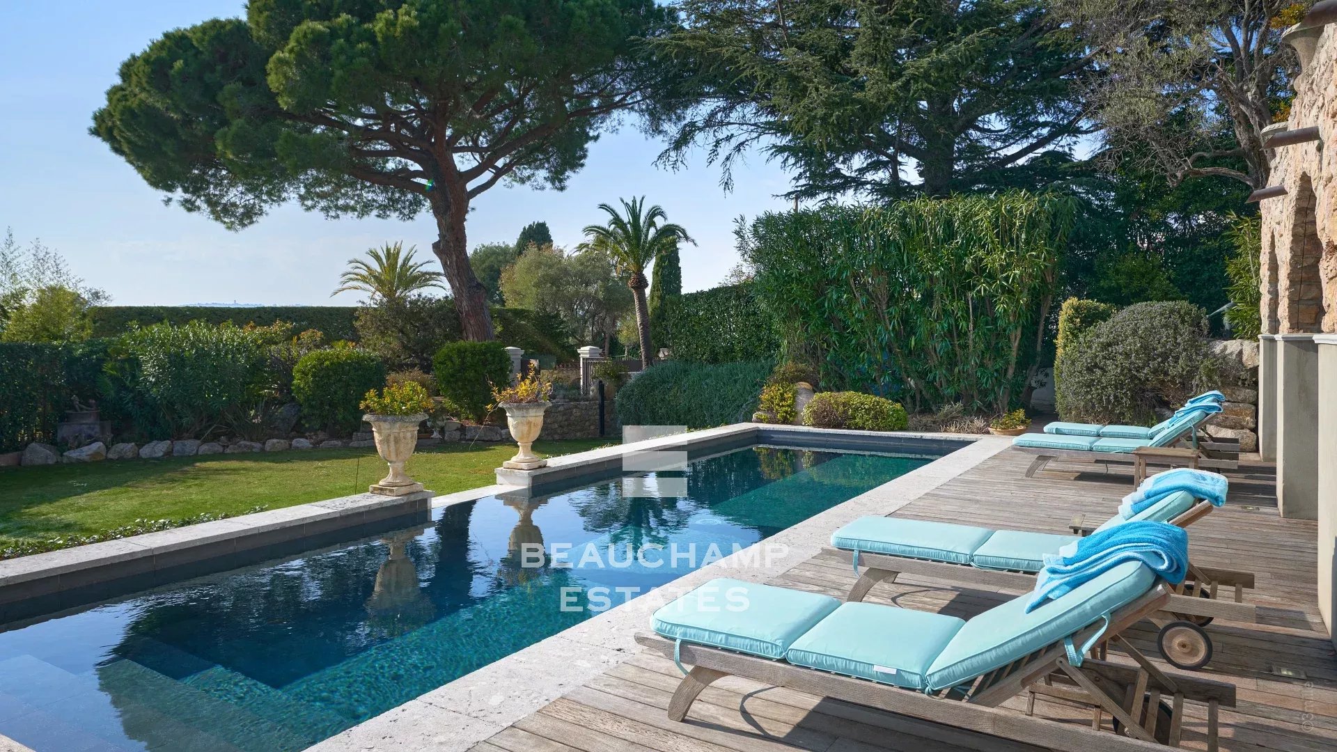 Villa avec piscine et vue mer à pied des plages et des commerces - cap d'Antibes