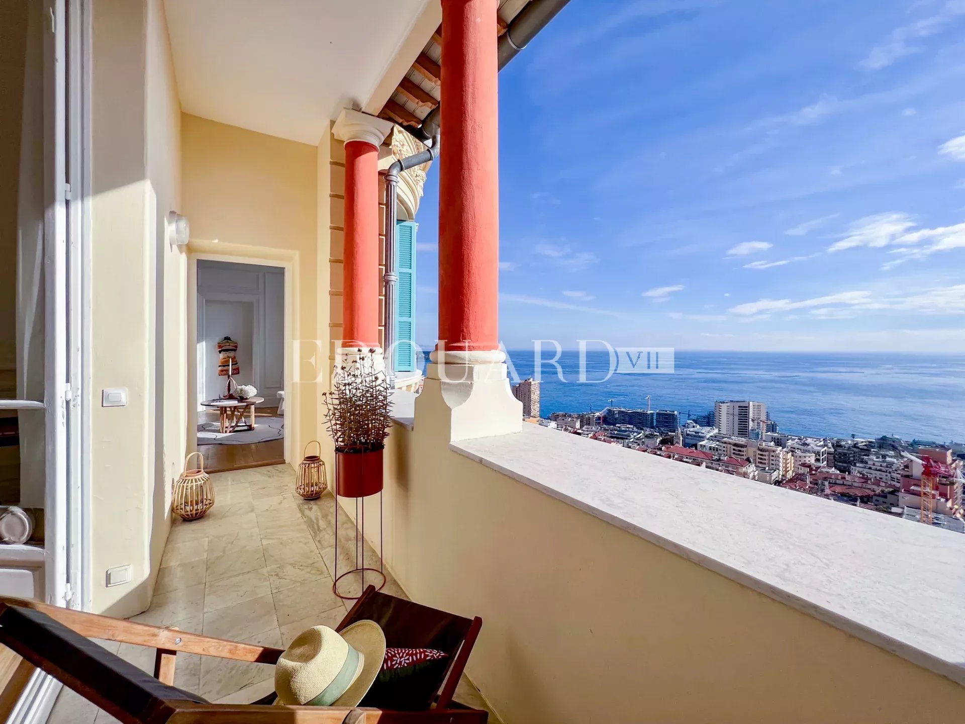 Superbe trois pièces avec splendide vue mer panoramique, en avant dernier étage d'un magnifique immeuble classé