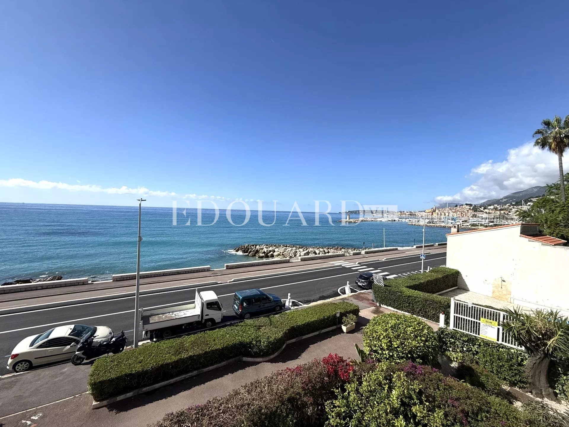 En exclusivité trois pièces face aux plages avec terrasse, splendide vue mer panoramique et garage