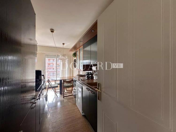 En exclusivité trois pièces avec vaste terrasse, splendide vue mer et double garage, dans immeuble de standing