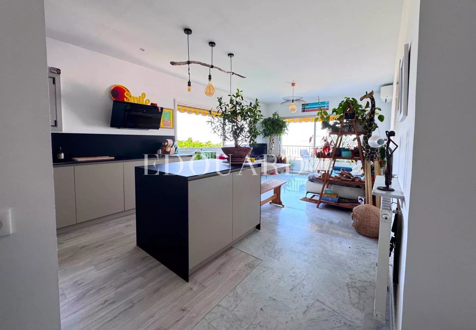 Dans le quartier recherché du Mont Boron, superbe trois pièces avec vue panoramique sur la ville de Nice
