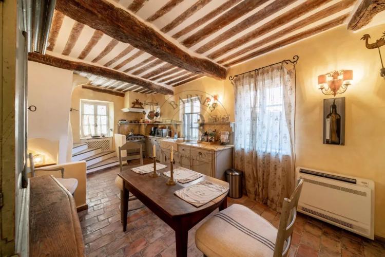 MOUGINS- MAISON DE VILLAGE- PROCHE DES COMMODITÉS