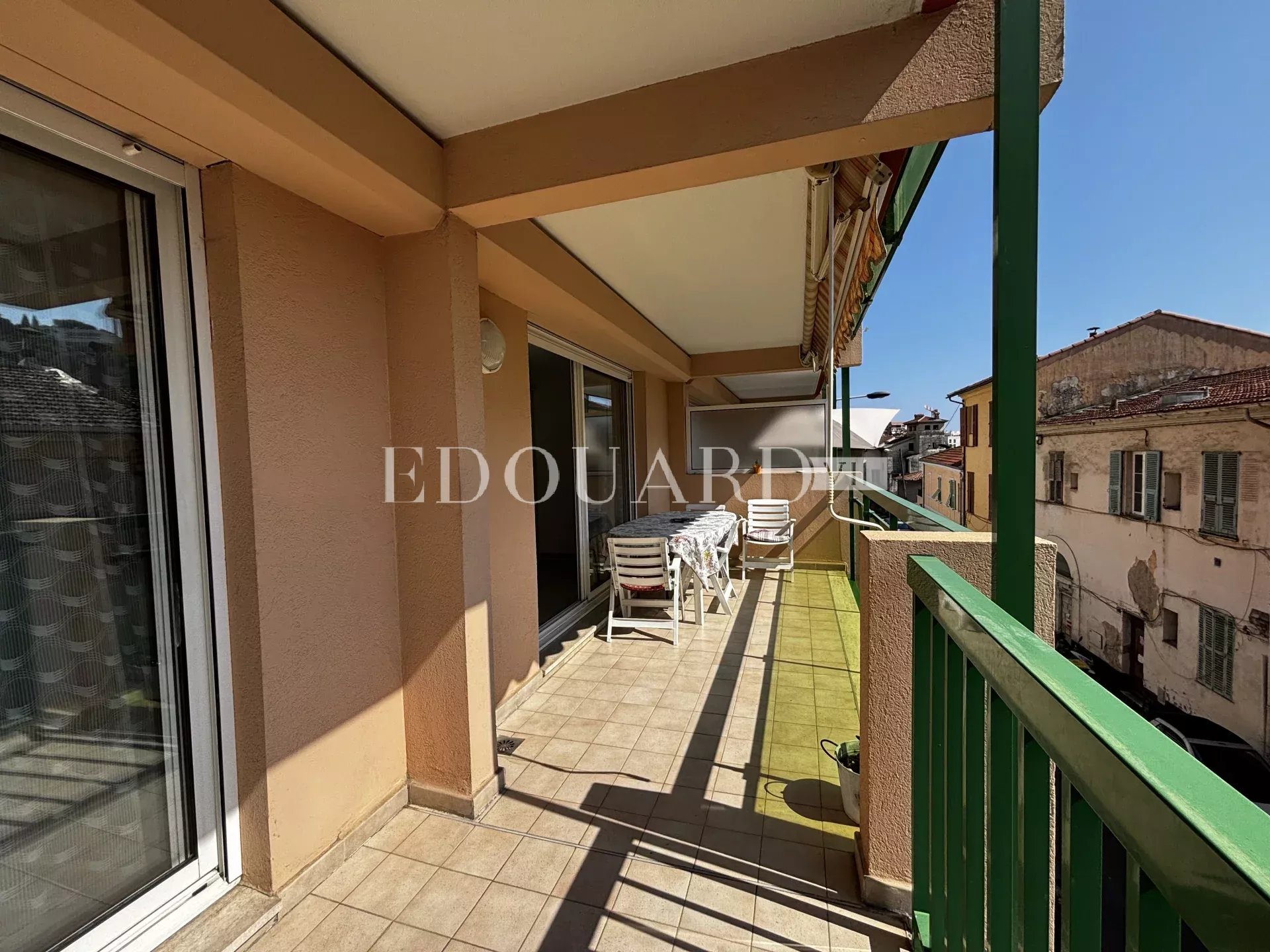 Deux pièces en parfait état avec grande terrasse, cave et garage, au deuxième étage d’un immeuble récent