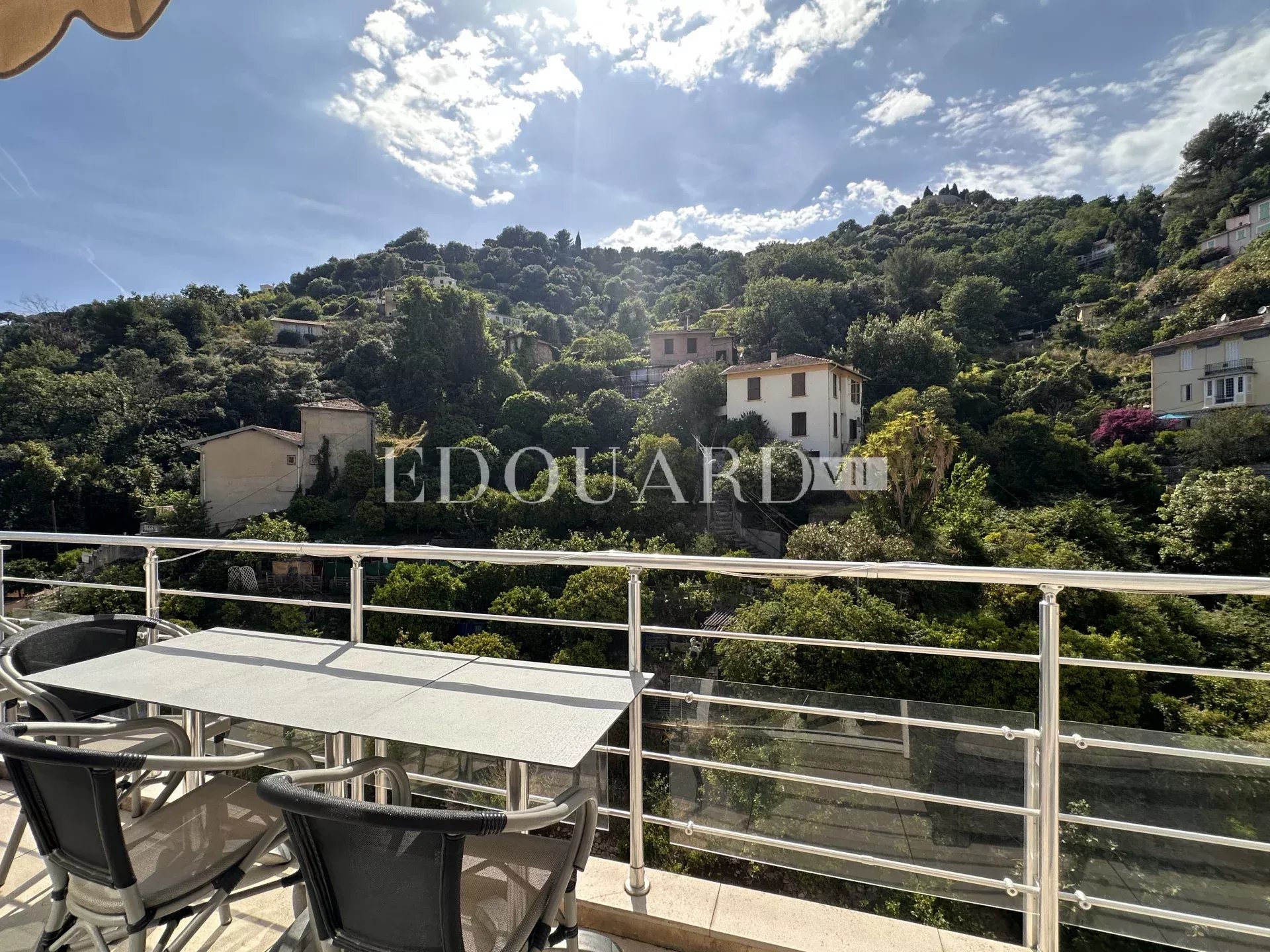 En exclusivité splendide quatre pièces avec terrasse et parking, sur l'entier avant dernier étage d’un immeuble récent