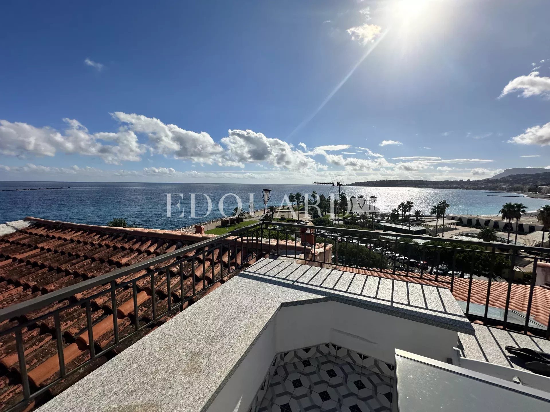 Quatre pièces en duplex avec spectaculaire terrasse sur le toit et époustouflante vue mer panoramique