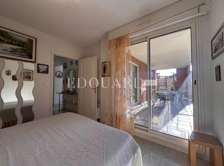 En exclusivité trois pièces traversant avec grande terrasse couverte et vaste jardin