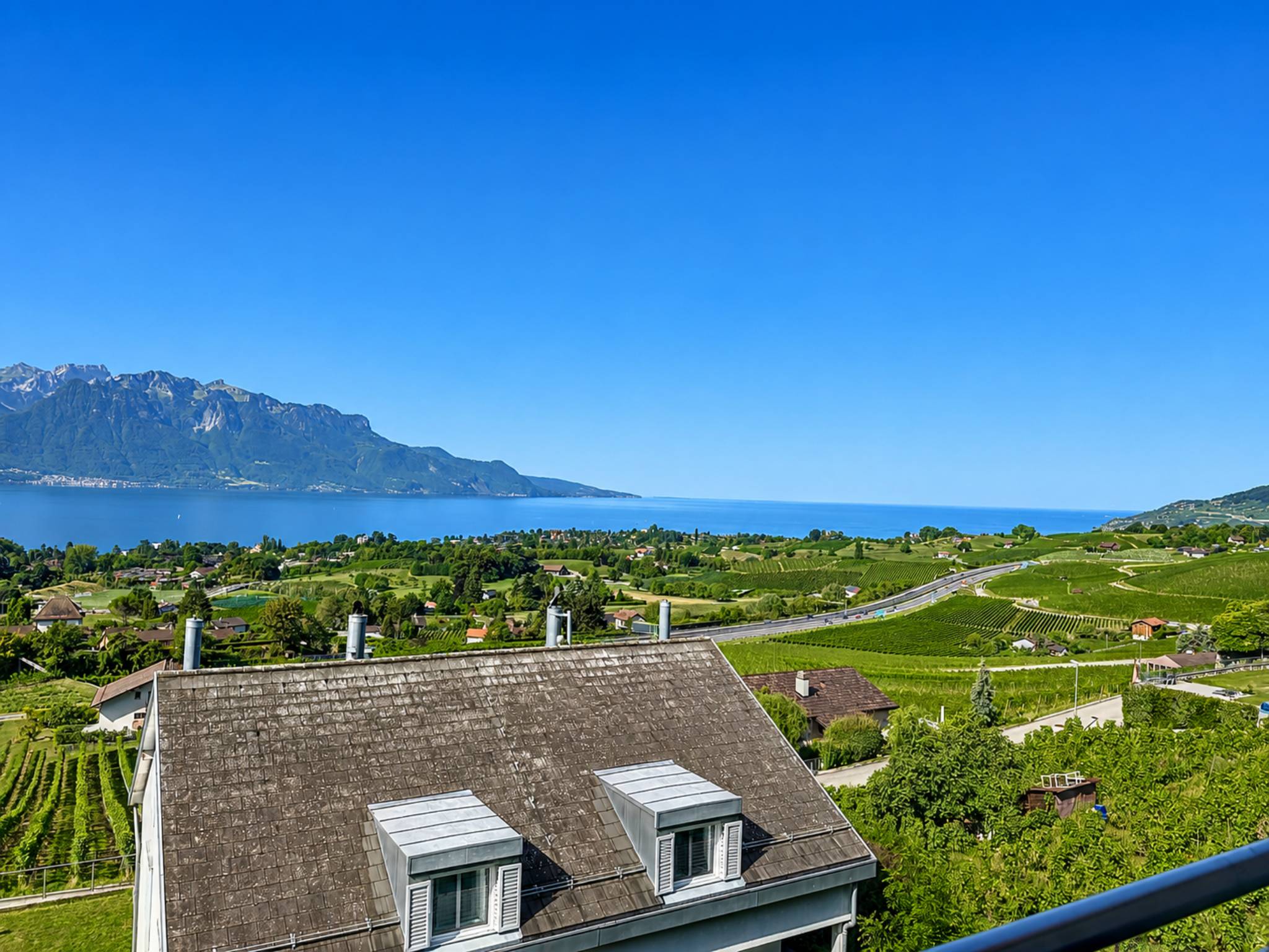 Villa jumelle de 5.5 pièces, avec vue panoramique sur le lac et les Alpes !