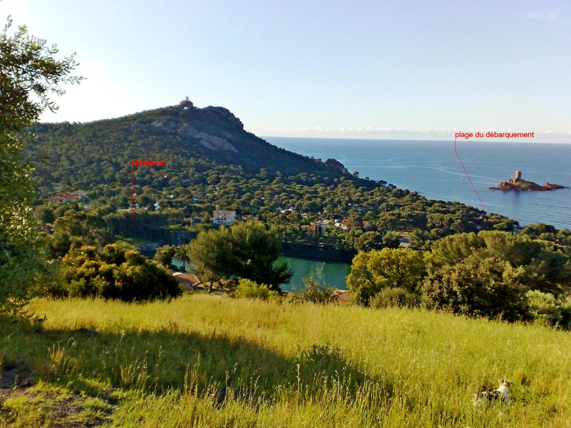 ACHAT SAINT RAPHAEL LE DRAMONT: confortable appartement trois pièces en rez-de-jardin cloturé. Commerces, plage et commodités à pieds