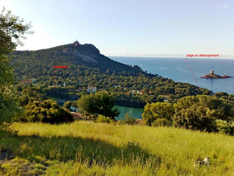 ACHAT SAINT RAPHAEL LE DRAMONT: confortable appartement trois pièces en rez-de-jardin cloturé. Commerces, plage et commodités à pieds