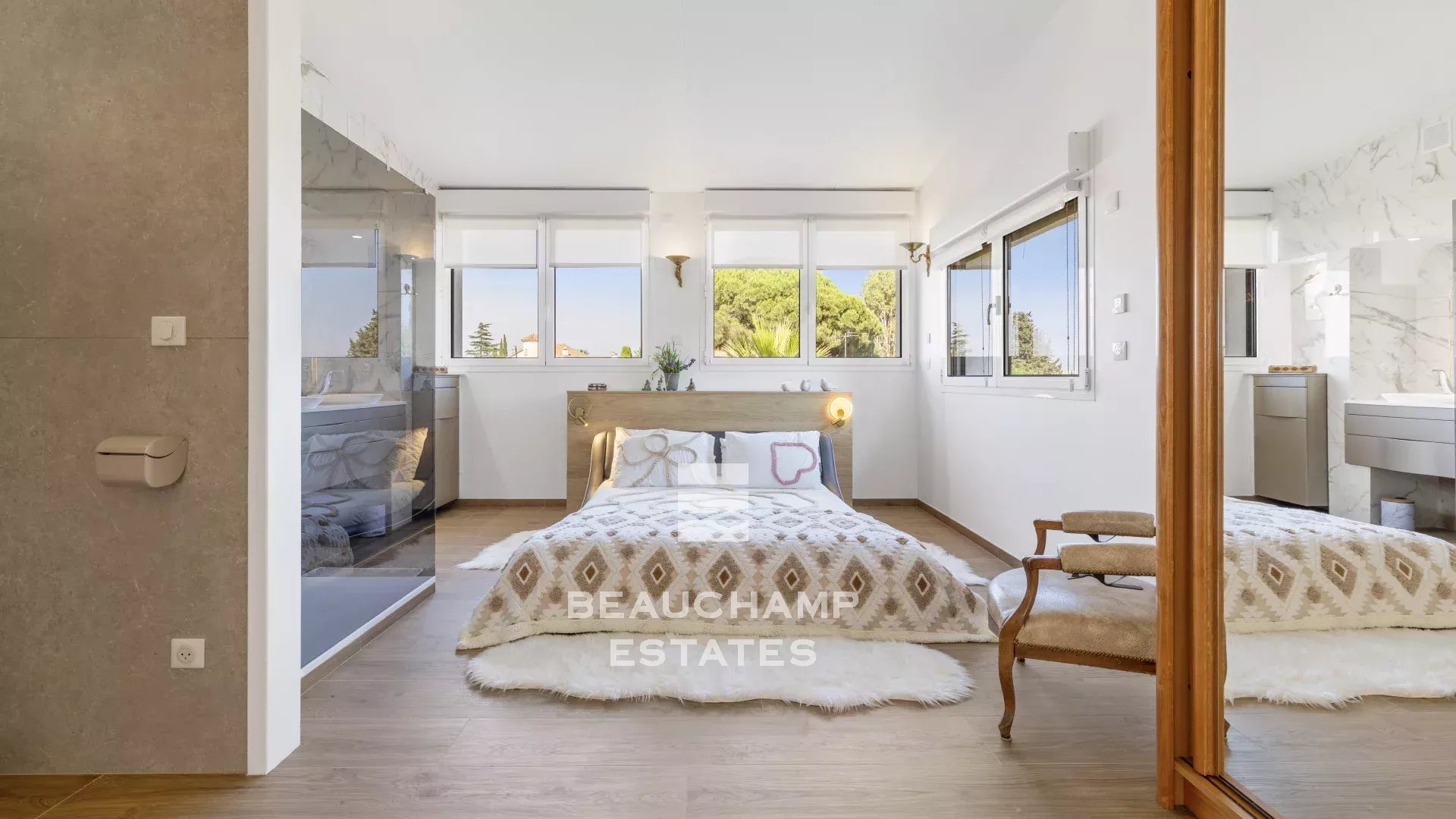 Charmante villa de 4 chambres avec piscine et vue dégagée à Mandelieu
